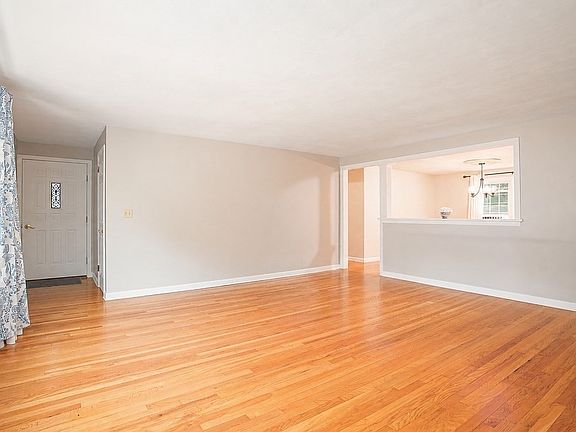 5th image of 18 Devonshire Dr