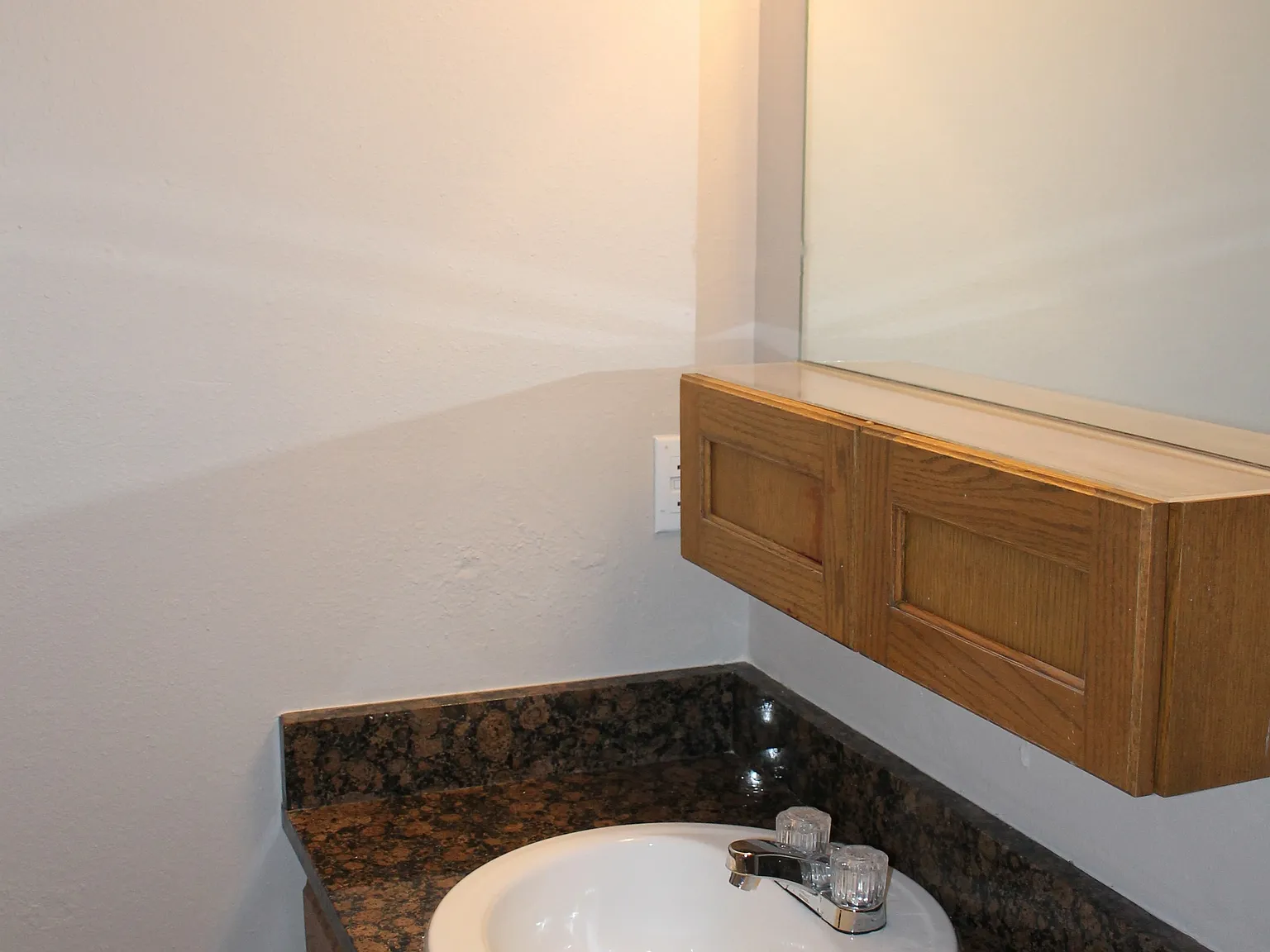 Emerald Squares Apartments — Photo 3