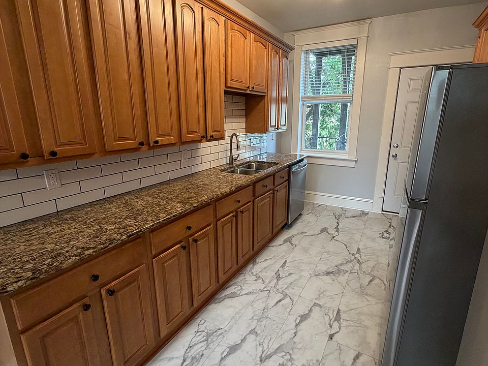 1st image of 200 W 31st St APT 202