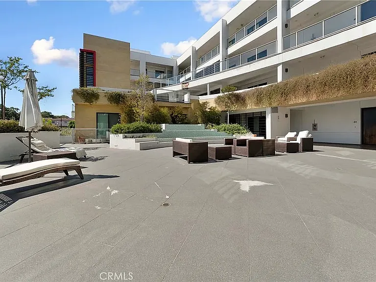 210 N Monterey St — Photo 13