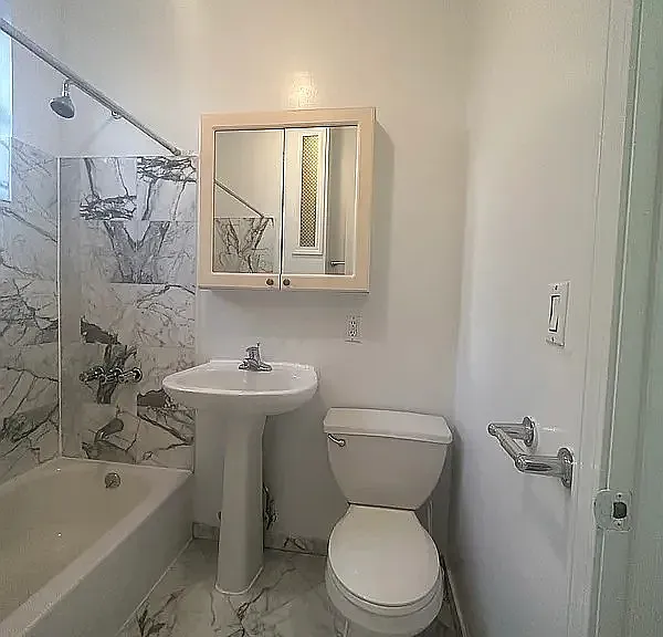 315 W 54th St #15 — Photo 7
