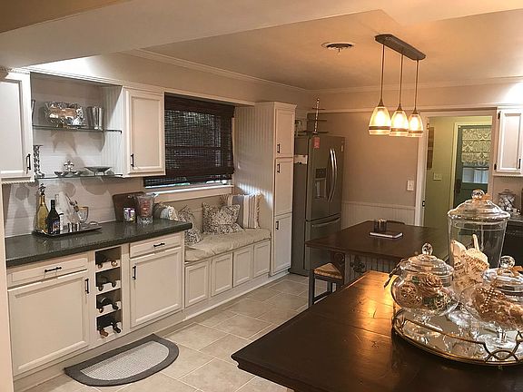 Kitchen bar and seating area