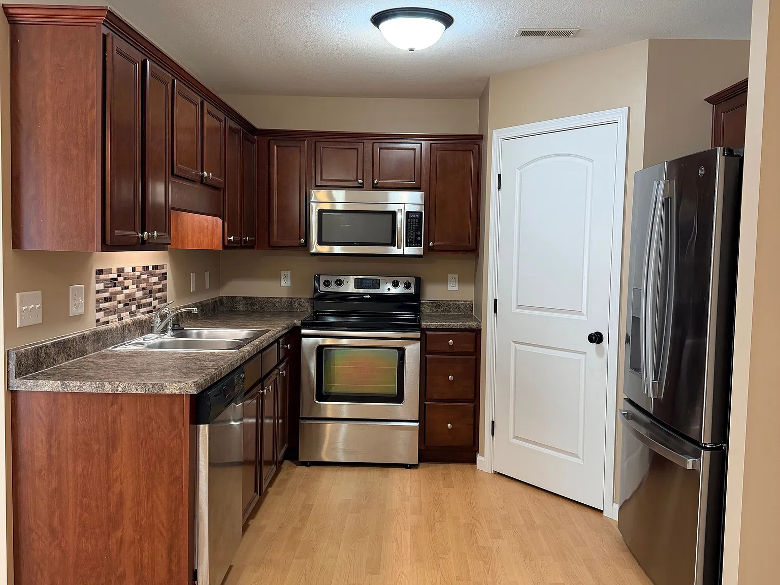 3 bed, 2.5 bath, 1525 sqft, $1,800 — Photo 2