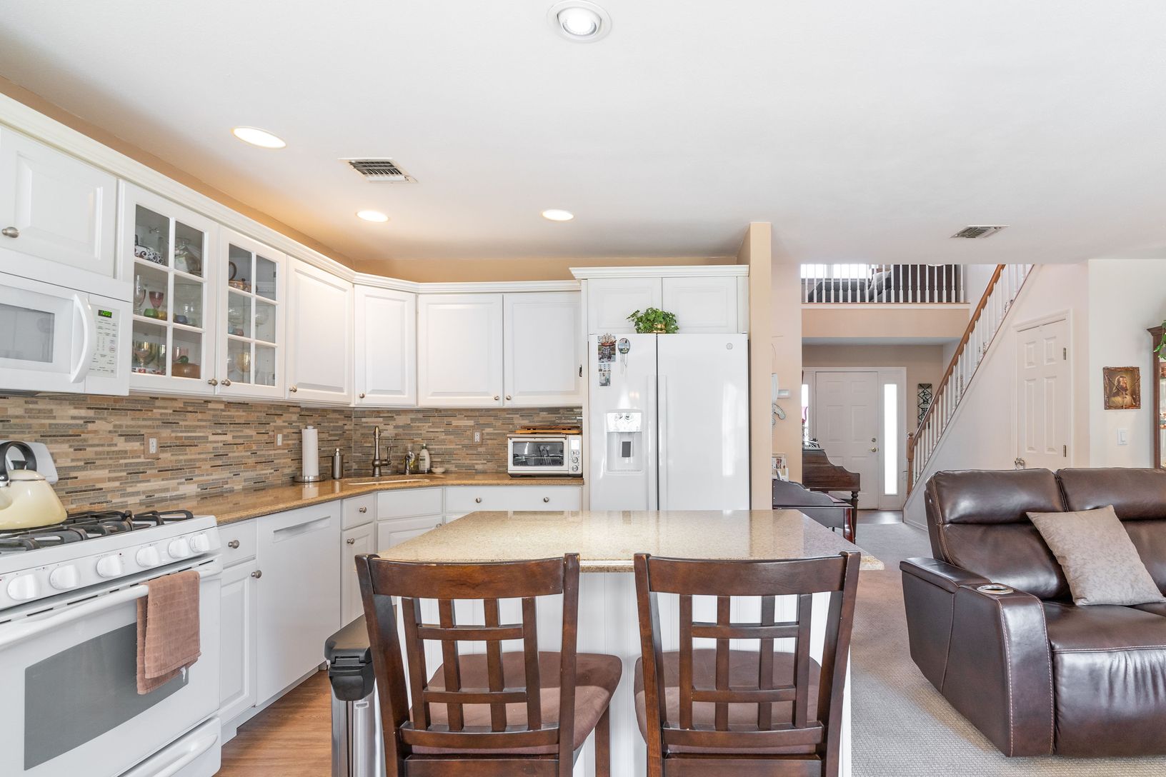  Updated Kitchen with Quartz Countertops and new appliances