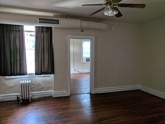 3rd image of 1128 W Grace St #16