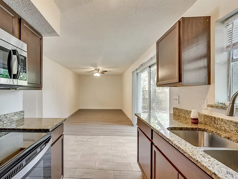 1049 Eastwood Dr — Photo 4