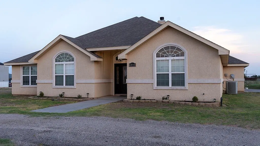 3 bed, 2.0 bath, 2160 sqft, $3,000 — Photo 1