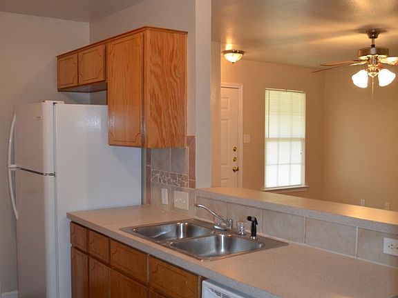 3rd image of 933 Ramblewood St