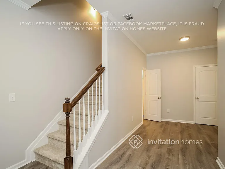267 Royal Crescent Ter — Photo 2