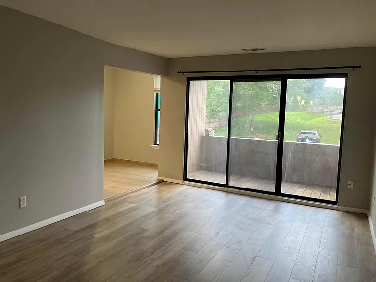 48 Shrewsbury Green Dr #E — Photo 25
