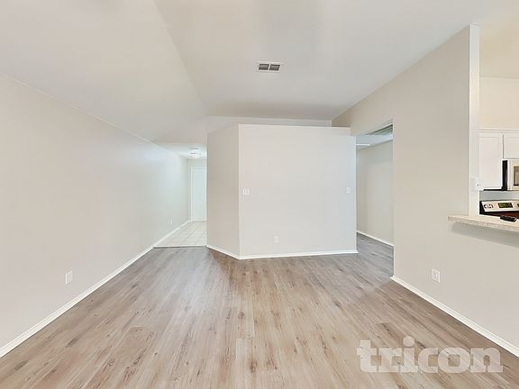3rd image of 1584 Sandhurst Dr