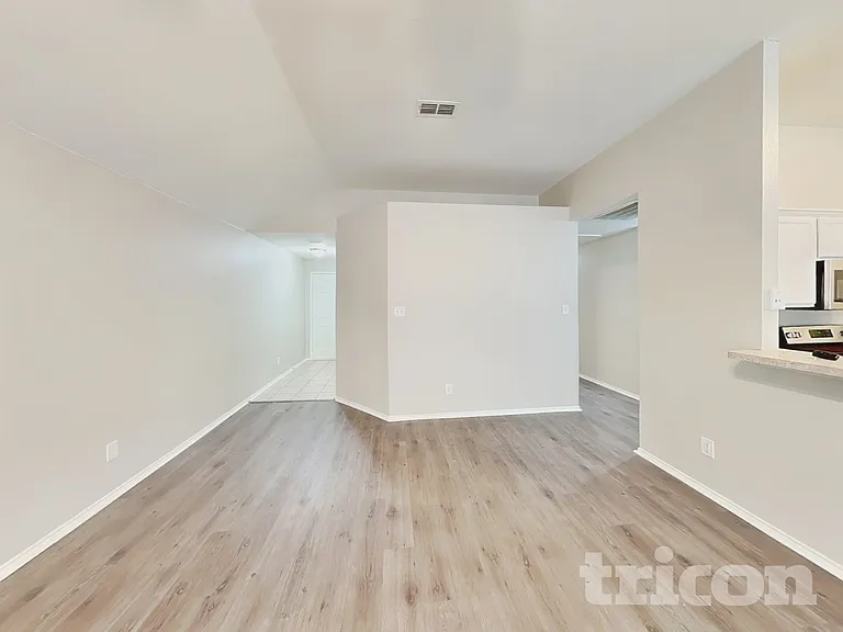 1584 Sandhurst Dr — Photo 3