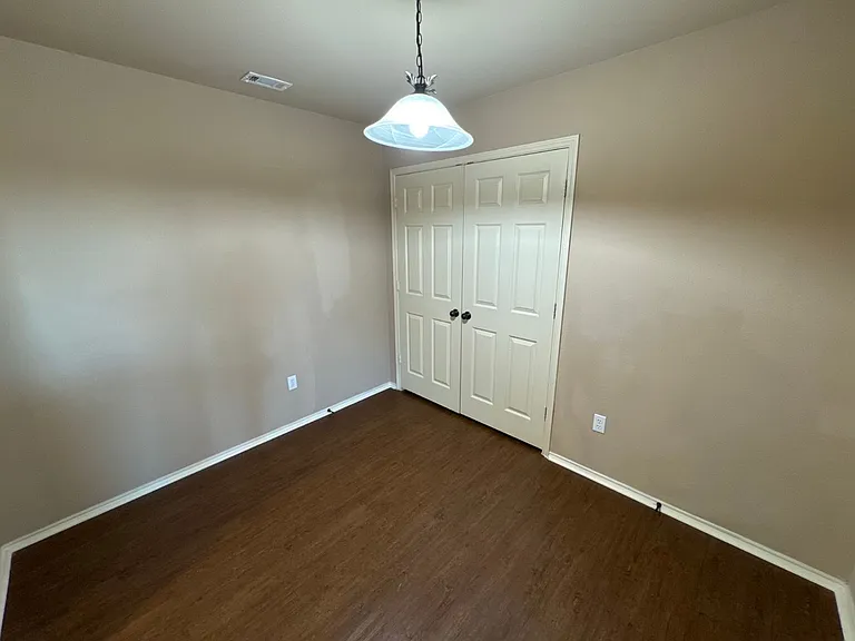 2725 Lovers Ln — Photo 16