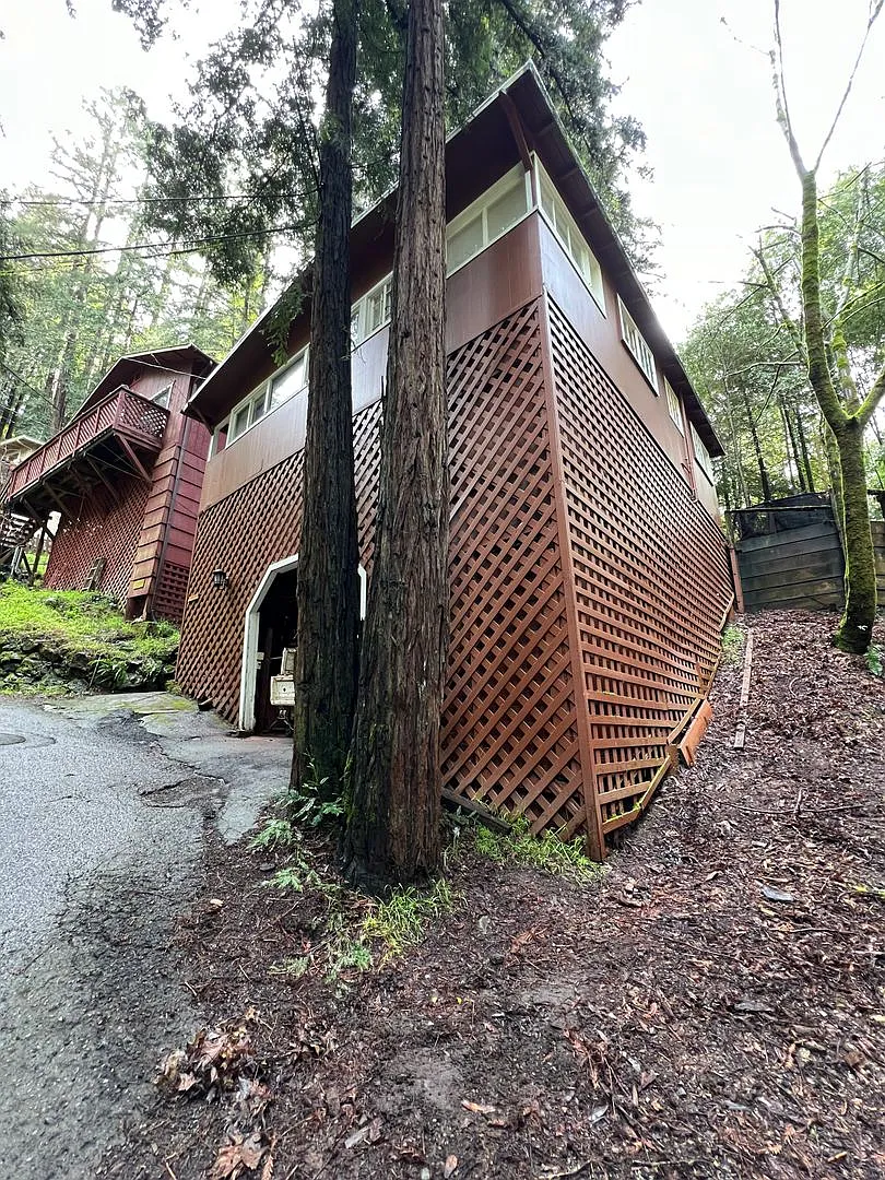 Two Bedroom hilltop home with Carport, large back yard, mini-split heating w/d hook ups — Photo 3