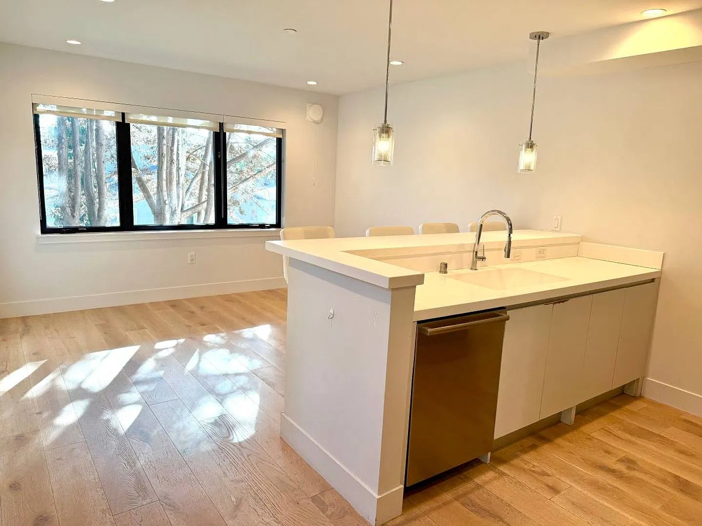 $4,395 / 3br - 1040ft2 - 3 Bedroom, 2 Bath Condo with Garage Parking, GG Views — Photo 4