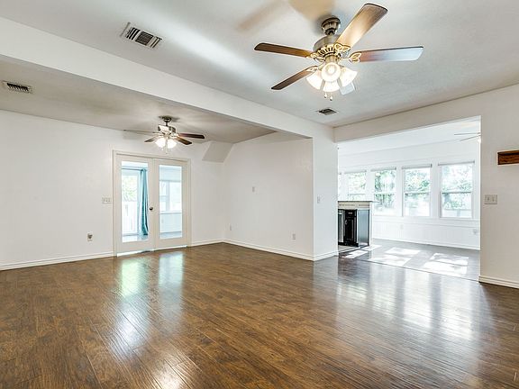 5th image of 445 E Mistletoe Ave