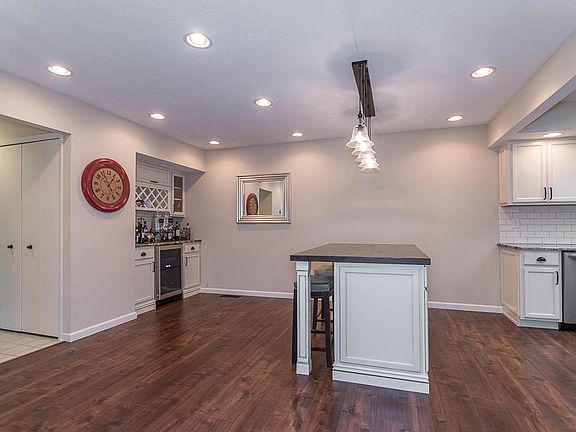 3rd image of 685-9 Windward Dr