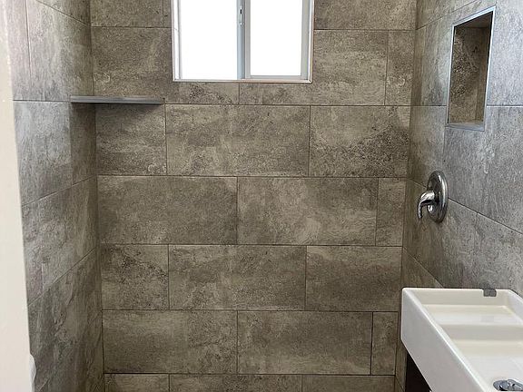 4th image of 1414 Roosevelt Ave #7