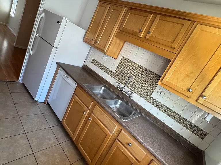 1750 Chestnut Ave — Photo 3