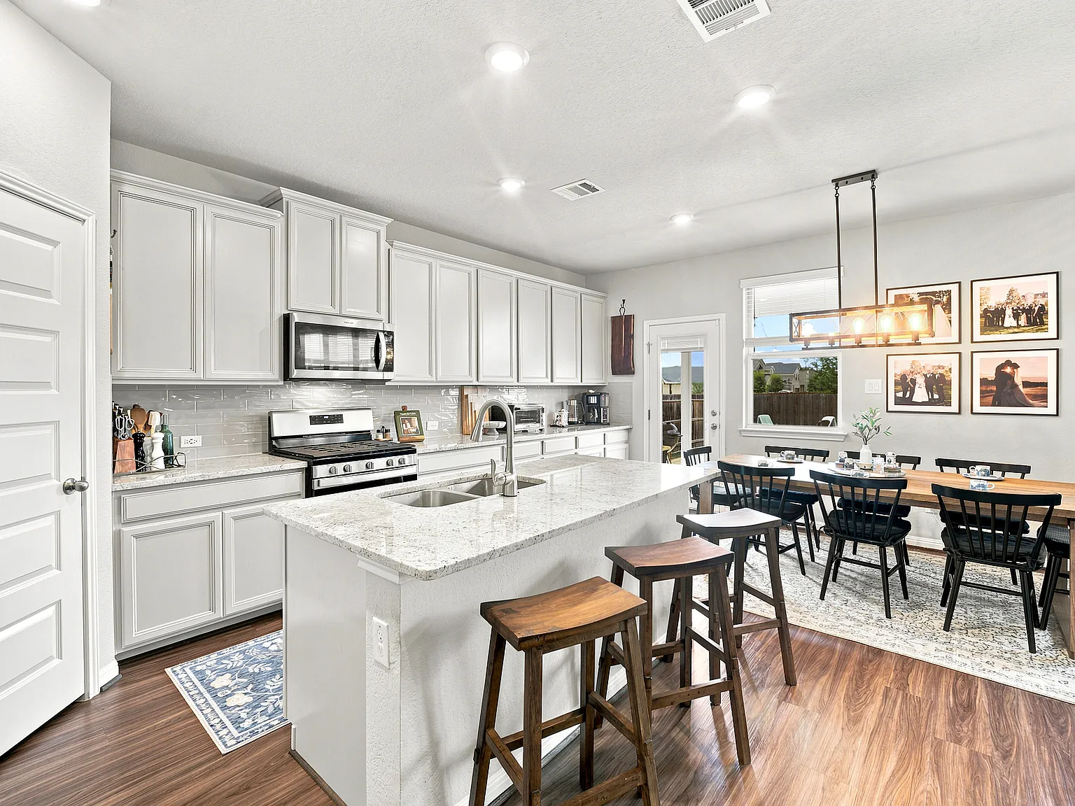 4 bed, 2.5 bath, 2350 sqft, $2,600 — Photo 4