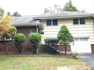 4 Center St, Cresskill, NJ 07626