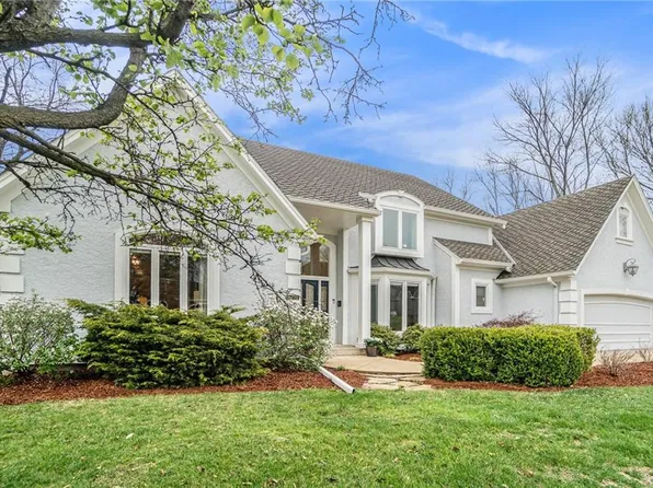 5739 N Woodhaven Ln, Parkville, MO 64152