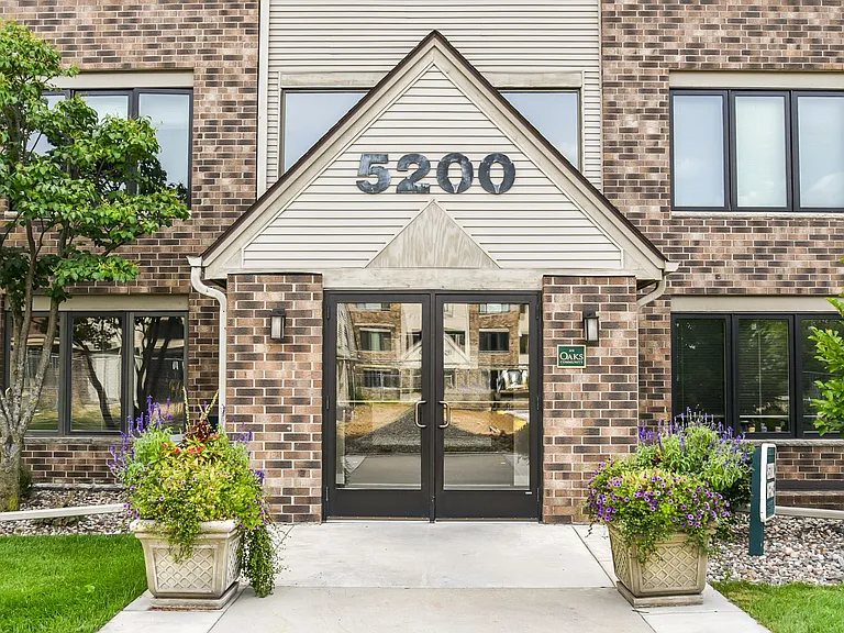 Oaks Lincoln Apartments — Photo 43