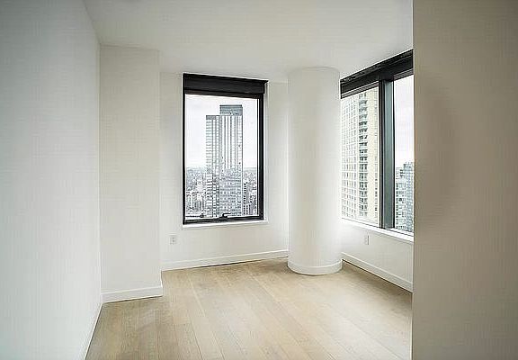 4th image of 3 Court Sq #2307