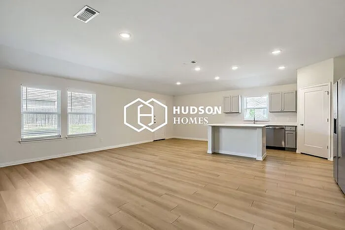 3 bed, 2.0 bath, 1600 sqft, $1,605 — Photo 3