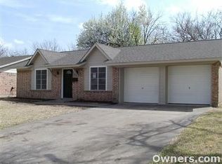 317 Forrest Hill Ln, Grand Prairie, TX 75052