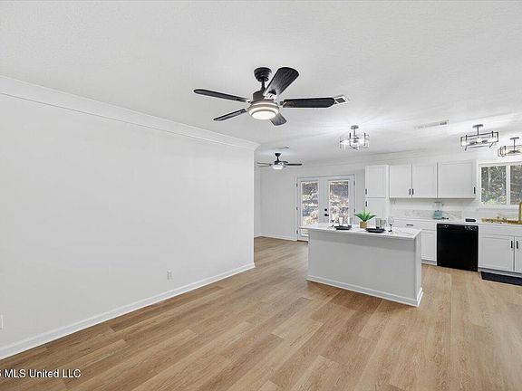 4th image of 622 11th Ave NW