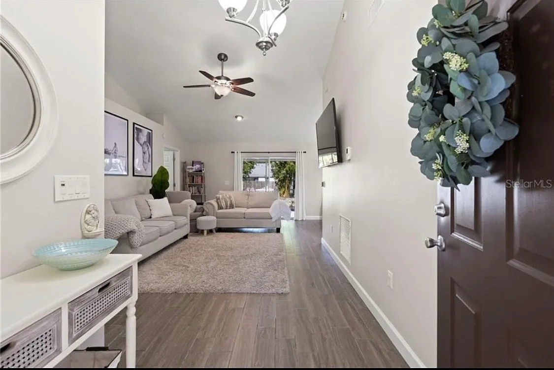 3 bed, 1343 sqft, $2,200 — Photo 2