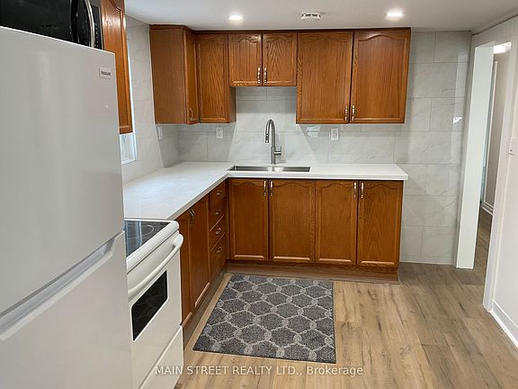 3rd image of 161 Charlotte St S
