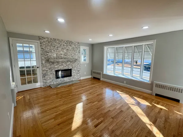 11 Davis Ave, Cranston, RI 02910