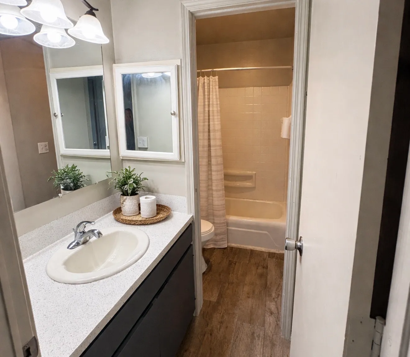 Hideaway Cove Apartments — Photo 2