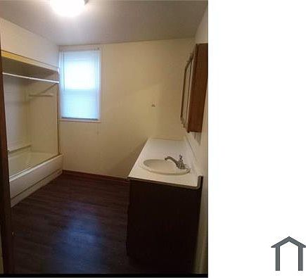 2nd image of 528 Hubbard St