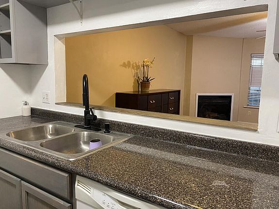 4th image of 121 Country Town Dr #123