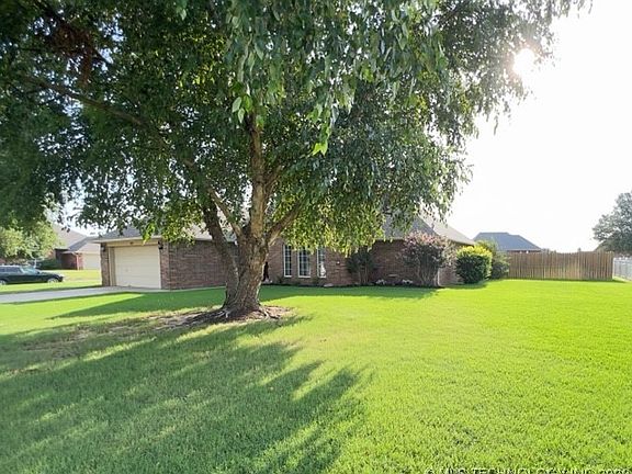 4th image of 1820 Hillcrest Dr
