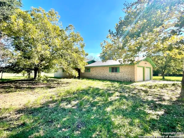 439 COUNTY ROAD 669, Devine, TX 78016