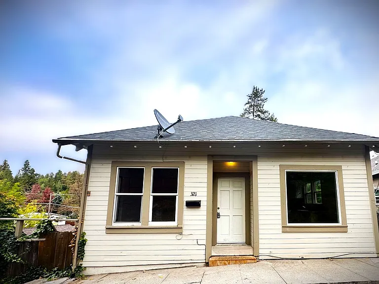 321 N School St — Photo 18