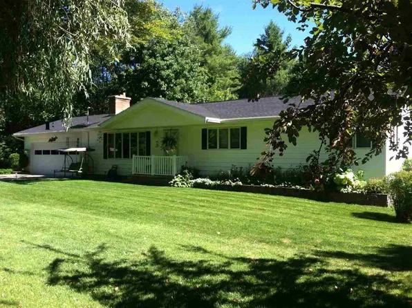 300 Foster Creek Dr, Marquette, MI 49855