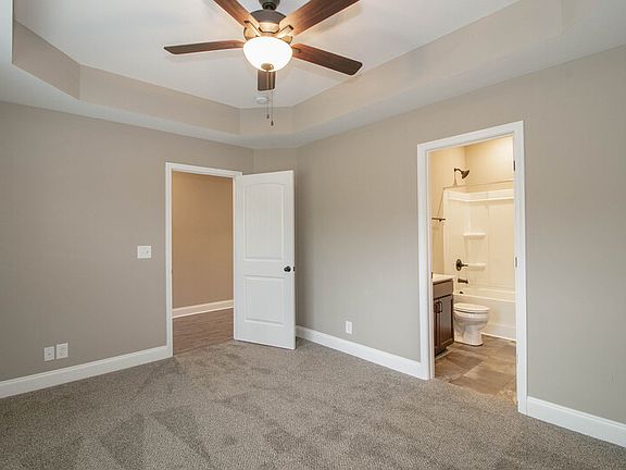 4th image of 180 Dundee Dr