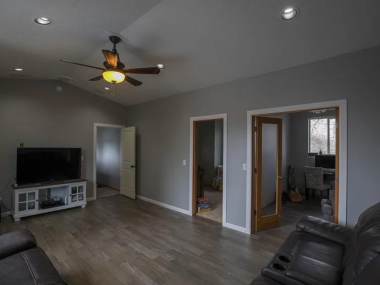 1555 SW Gilson Ct — Photo 32