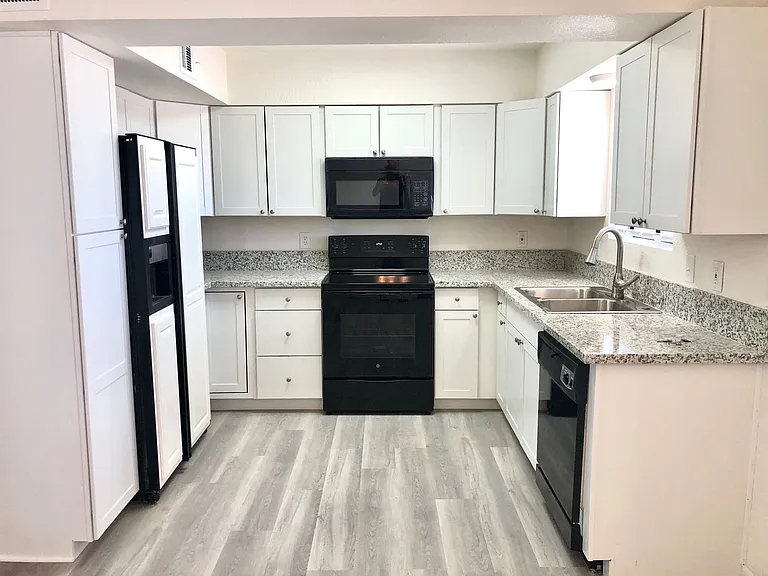 2715 Lillie Ave — Photo 9