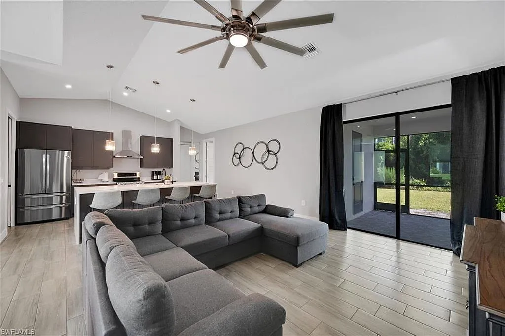4 bed, 3.0 bath, 1832 sqft, $5,500 — Photo 2