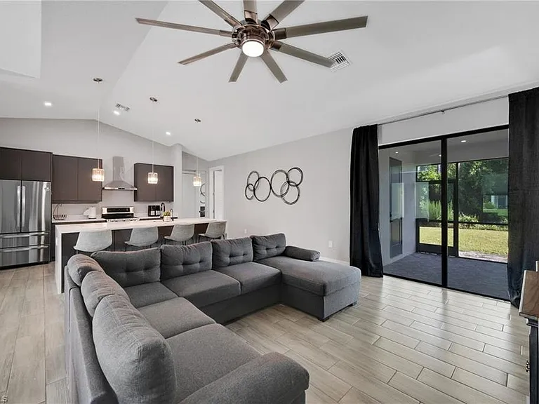 4618 Catalina Ln — Photo 2