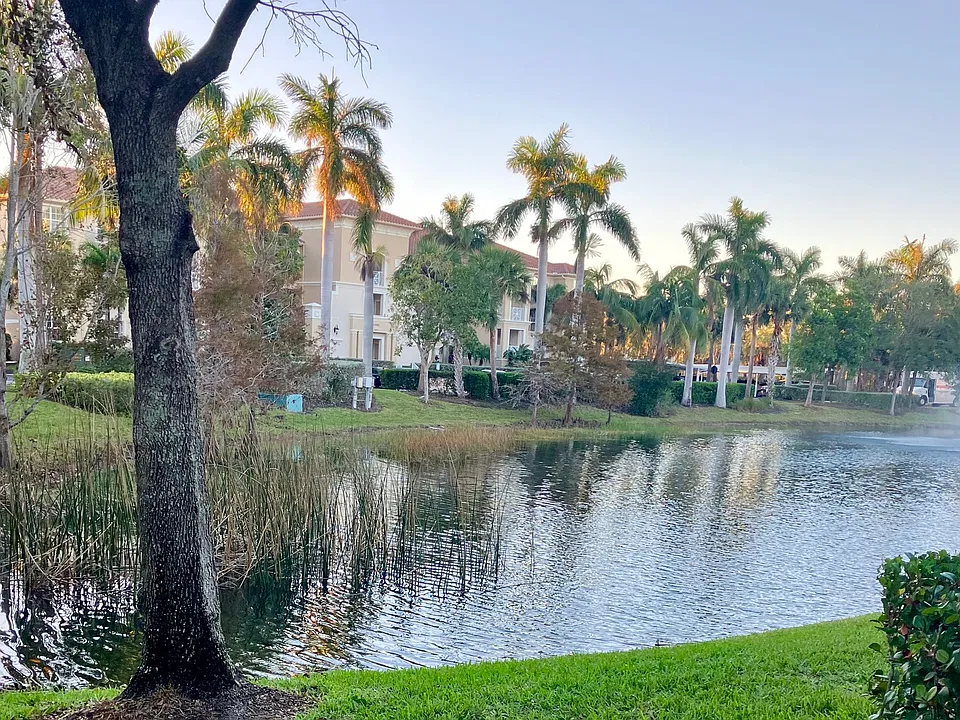 Reflection Key is a lovely community with private walkable access to Lakes Park