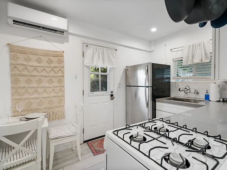570 Park Ave — Photo 19