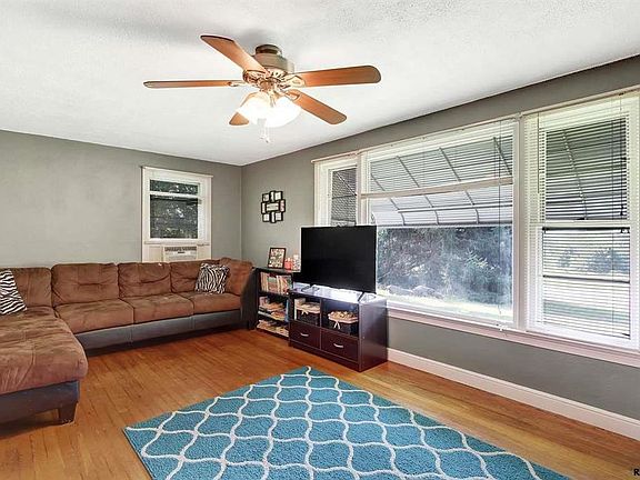 3rd image of 1155 Ridgewood Rd