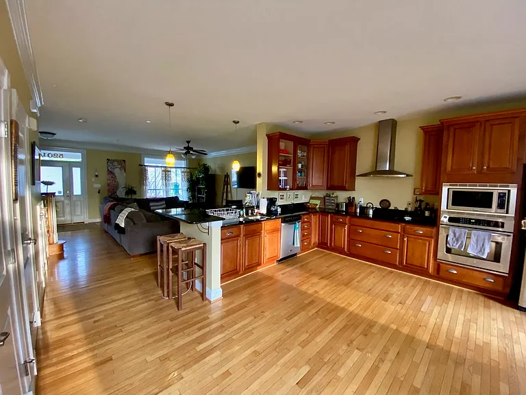 520 1/2 S Laurel St — Photo 4